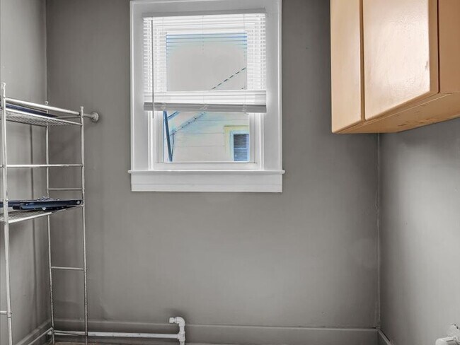 Building Photo - 3220 Grant Ave