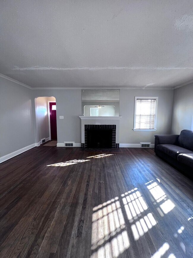 Building Photo - AVAILABLE JUNE 1ST: 4 bedroom 2 bathroom home!