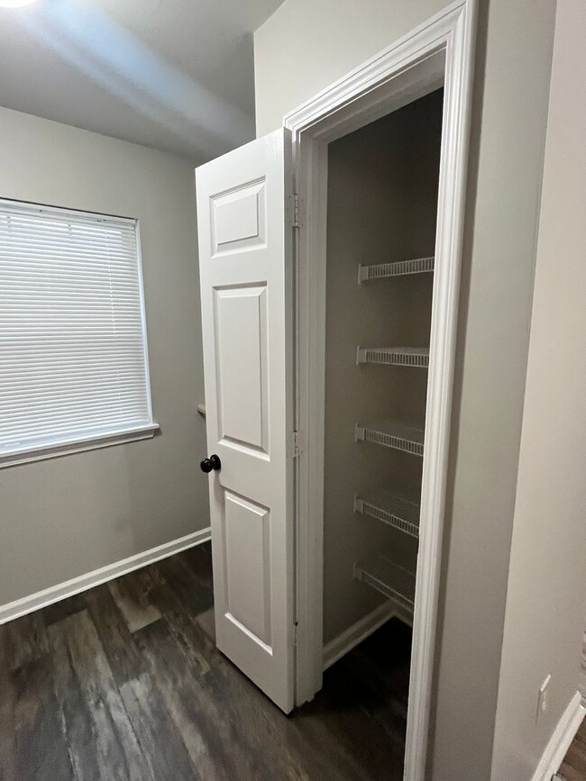 Building Photo - Two bedroom, 1.5 bath condo in High Point-...