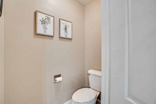Building Photo - Spacious 4-Bedroom Home in Sought-After Lu...