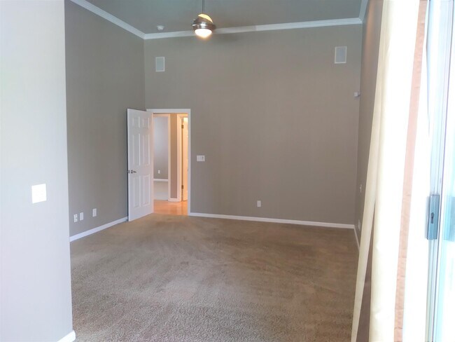 Building Photo - 553 W Fallbrook Ave