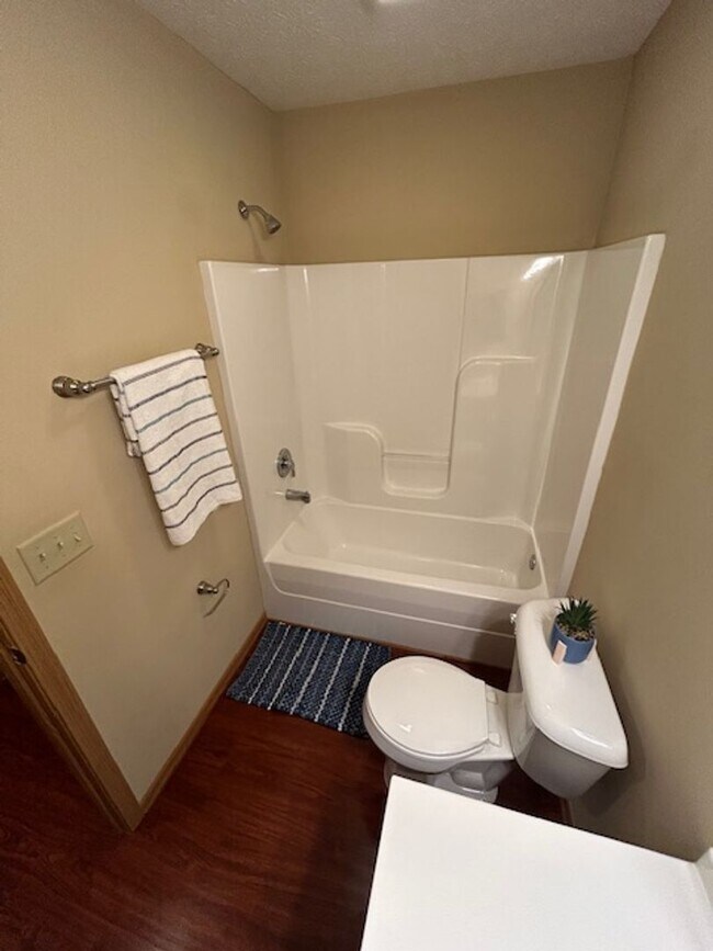 Building Photo - Black Friday Move-in Special! Up to $500 off!