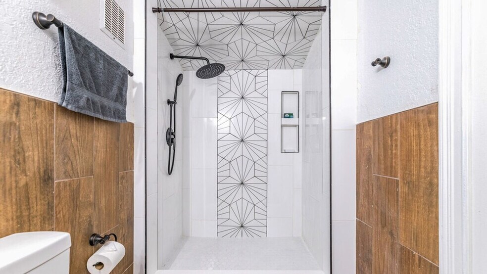 Building Photo - 1610 N Goldenrod Rd