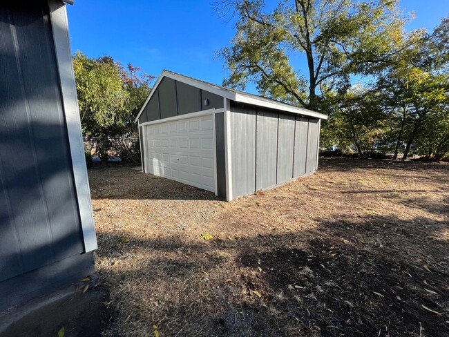 Building Photo - Beauitfully upgrade 3 Bedroom on large lot!