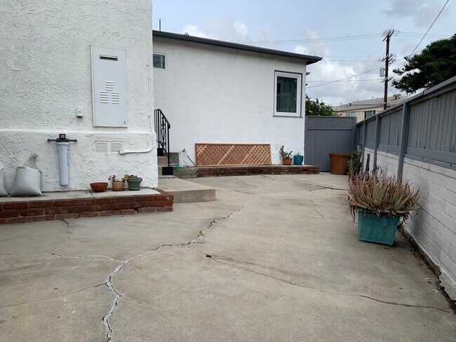 Building Photo - 3172 Rowena Ave