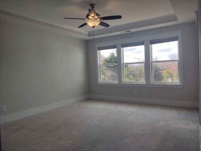 Building Photo - Move-in ready Townhome located in Blanchar...