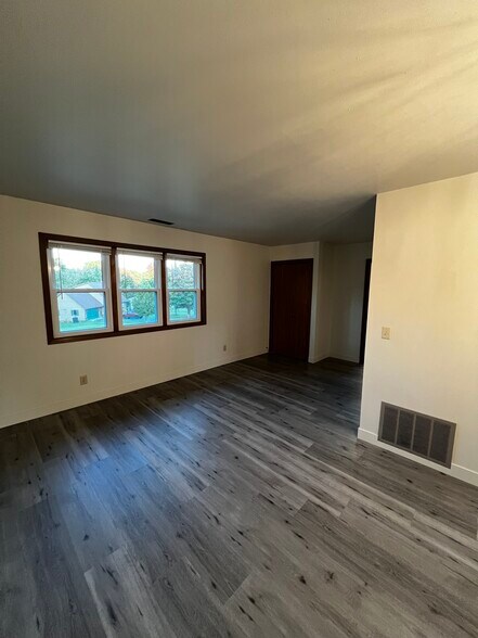 Building Photo - 425 King Olav Ln