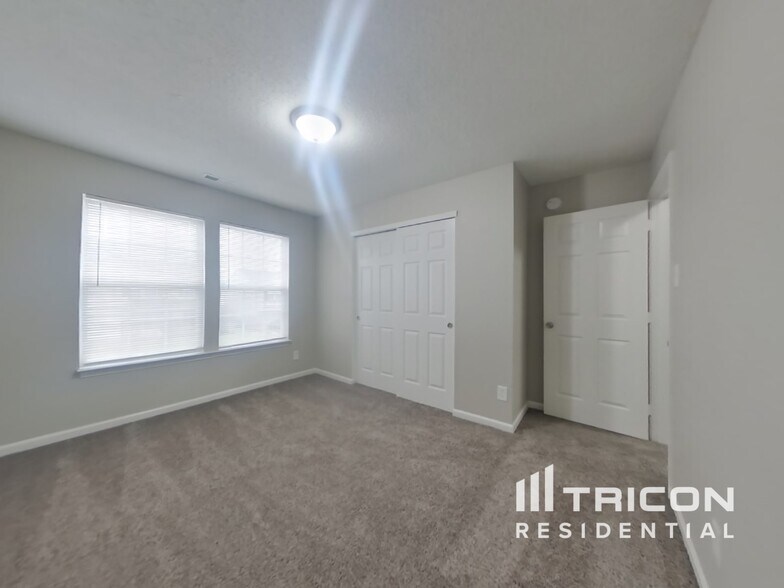 Building Photo - 10990 Clear Spring Dr
