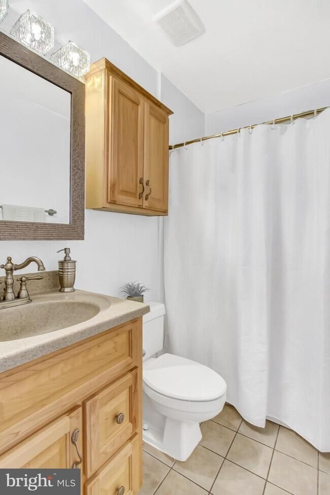 Building Photo - Gorgeous condo in Aspen Forest!