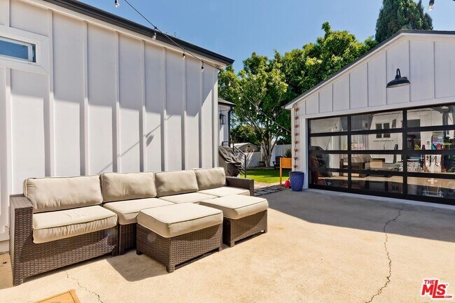 Building Photo - 6700 W 85th Pl