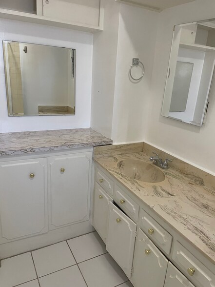 Building Photo - 407 Riverdale Dr