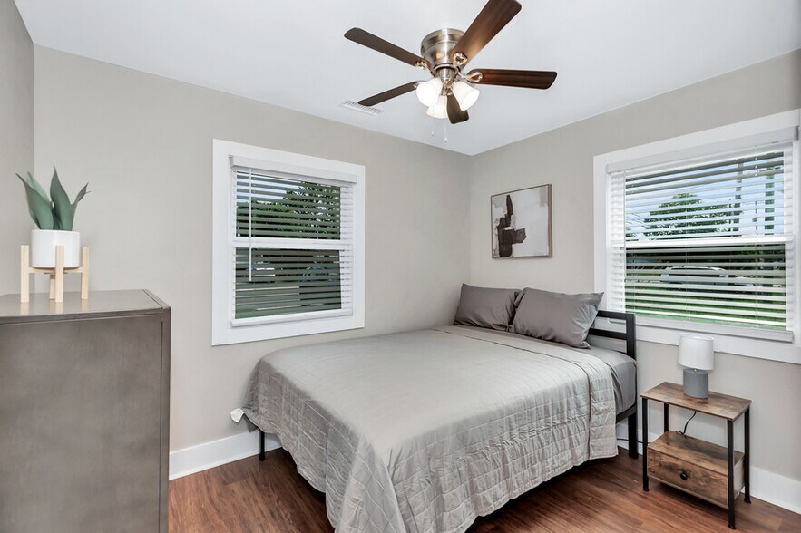 Building Photo - 1805 Oakwood Ave NE