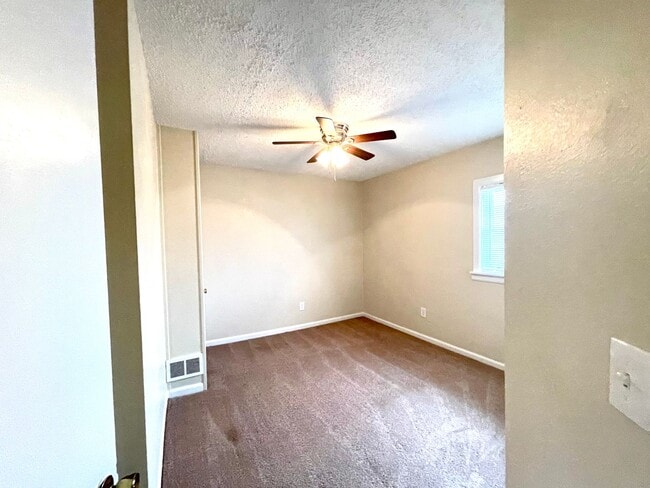 Building Photo - Large House with A/C, deck, updated kitchen, laundry, pet friendly September 1st