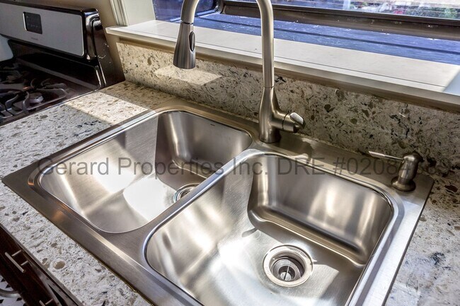 Building Photo - 3034 E Vista