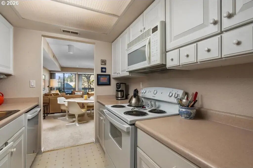 Building Photo - 1655 NW Lakeway Ln