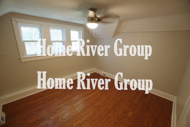 Building Photo - Hyde Park Carriage House 1  BR 1 BA