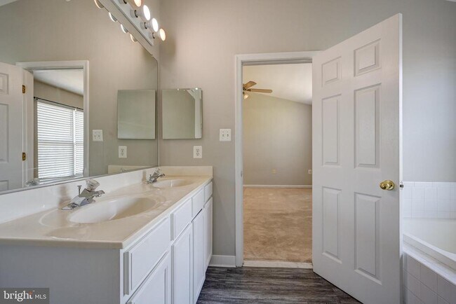 Building Photo - 4624 Kings Mill Way