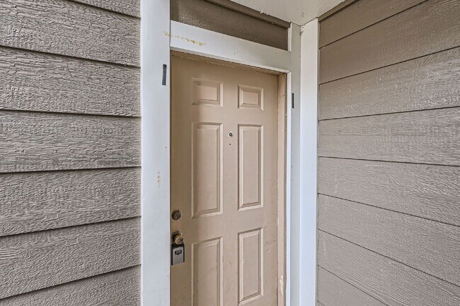 Building Photo - Mid August Availability! Spacious 1,177 sq...