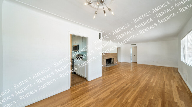 Building Photo - 2212 E La Mirada St