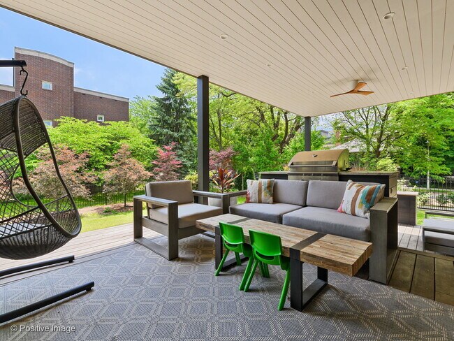 Building Photo - 824 W Castlewood Terrace