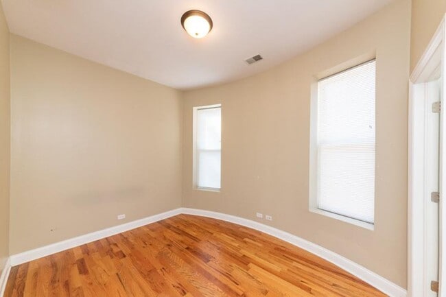 Building Photo - 2 bedroom in Chicago IL 60613