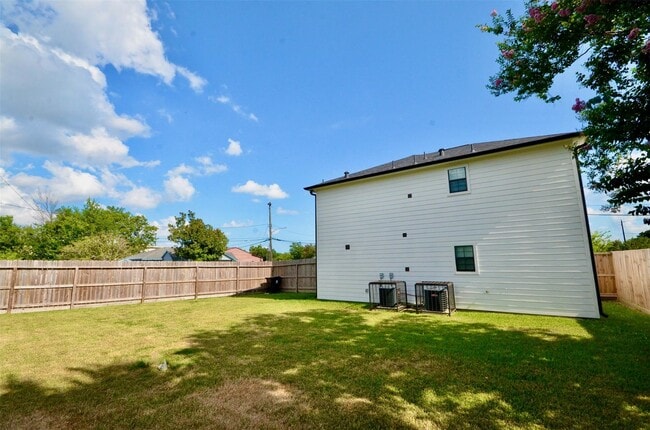 Building Photo - 4735 Redbud St