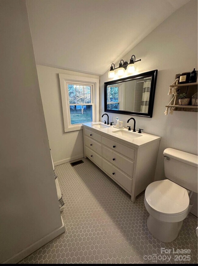 Building Photo - 135 Estelle Rd