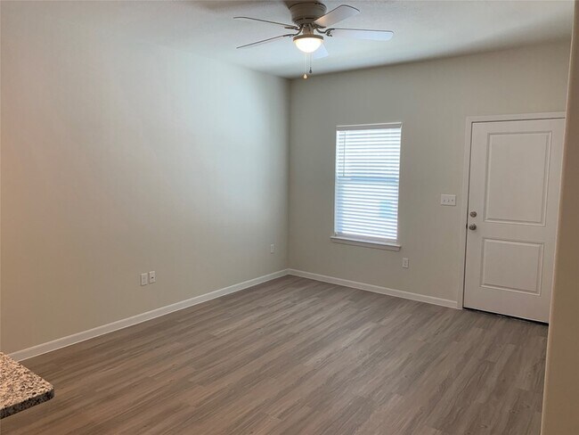 Building Photo - 2313 N Hickory St