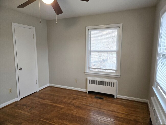Building Photo - 401 Springhill Dr
