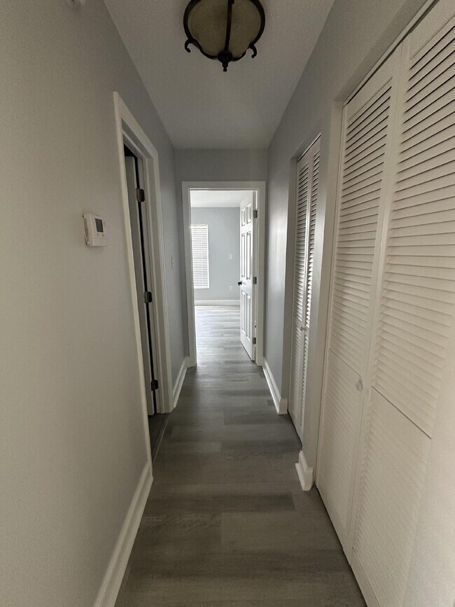 Building Photo - Charming 2-Bed, 2-Bath Retreat in Port Charlotte!