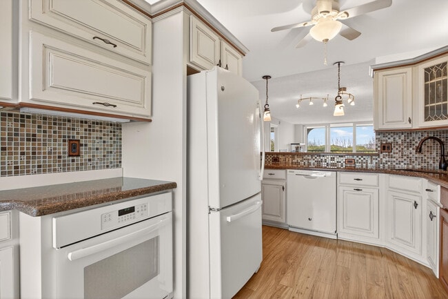 Building Photo - 1631 Riverview Rd