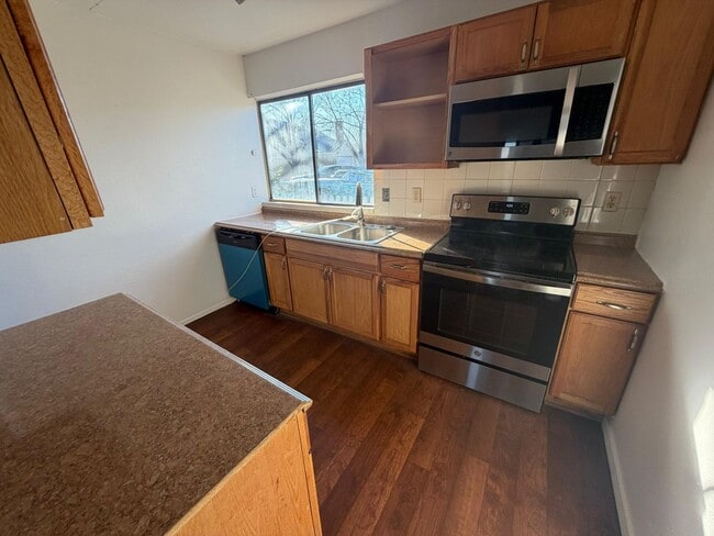 Building Photo - 2320 Montclair Cir