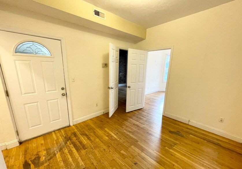 Building Photo - 733 Parker St
