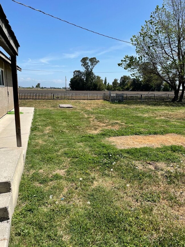 Building Photo - Beautiful Country-Style Home in Dos Palos,...