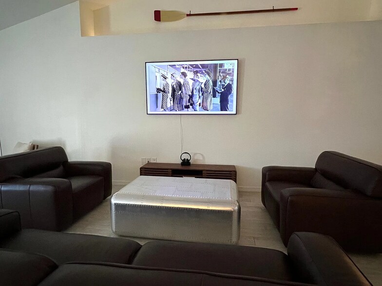 Building Photo - 2830 Surfside Blvd