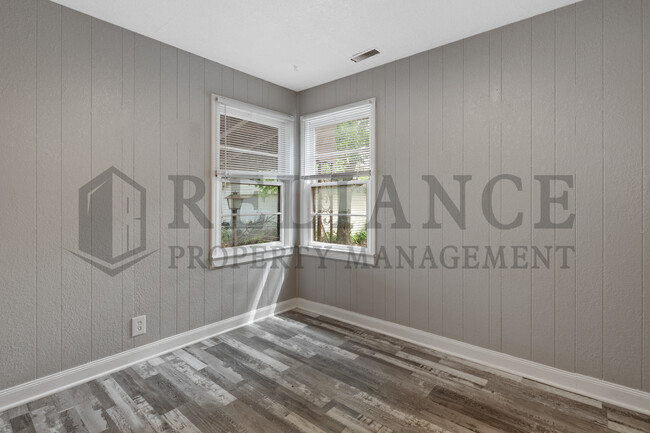 Building Photo - 710 S Pershing St