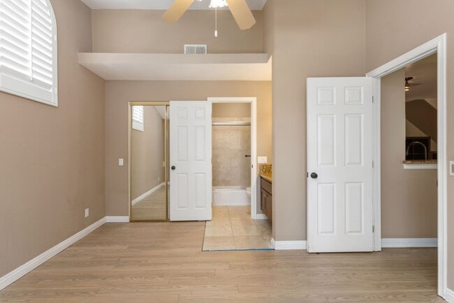 Building Photo - Spacious 2 Bedroom with Loft!