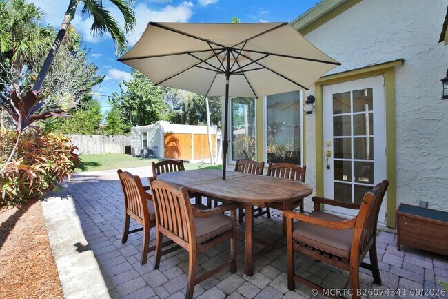 Building Photo - 607 Flamingo Dr