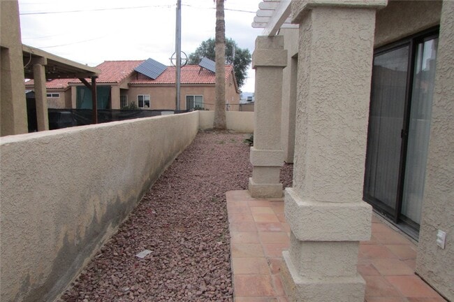 Building Photo - 2440 Lakeside Dr