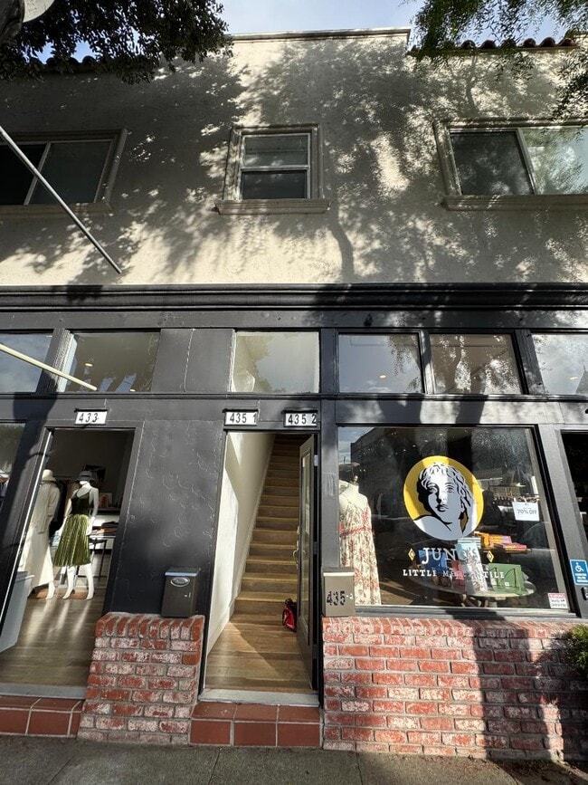 Building Photo - 435 Main St