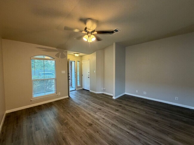 Building Photo - Lovely 3/2 in Gardens of Ranch Estates, NBTX