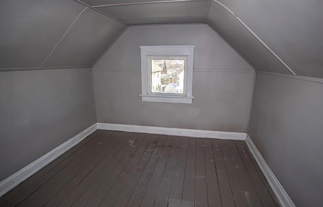 Building Photo - Charming 2-Bedroom Single Family Home Available!