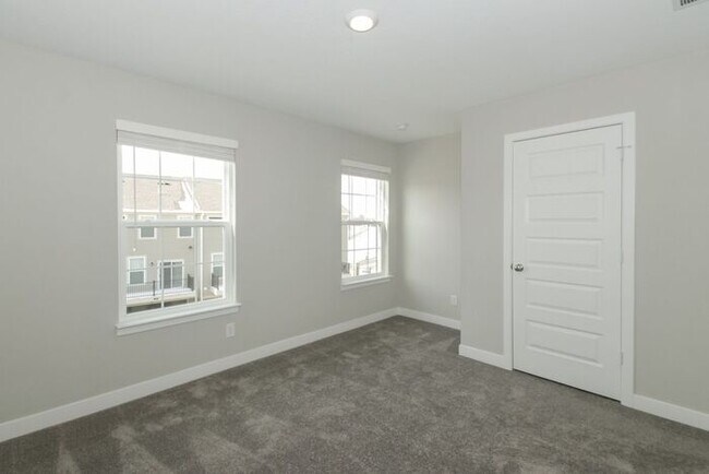 Building Photo - Beautiful Townhome in Carmel