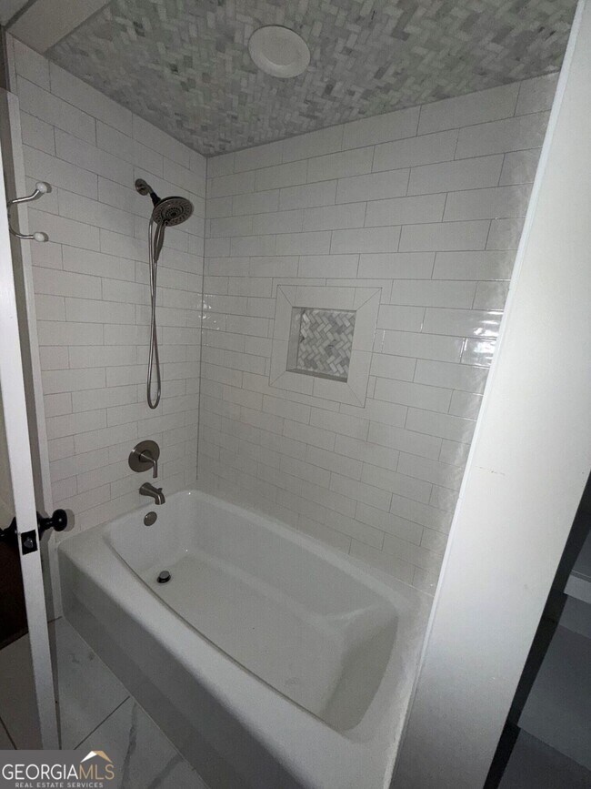 Building Photo - 807 Piney Woods Dr