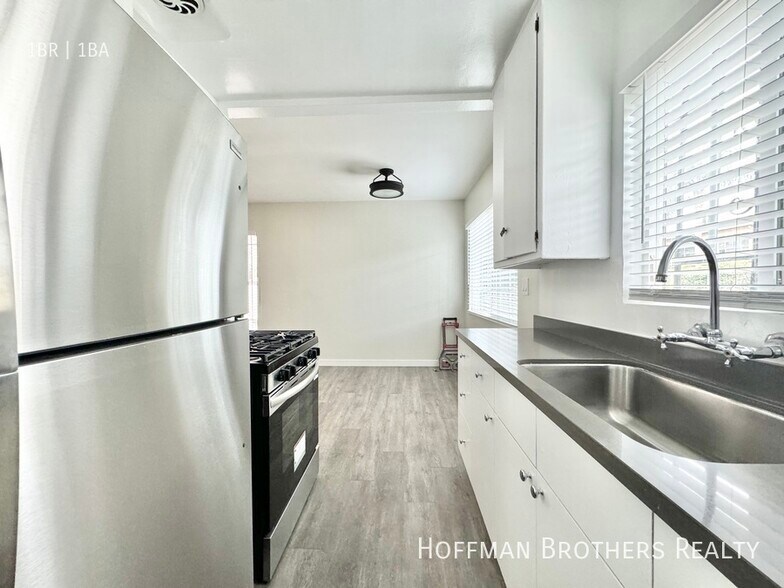 Building Photo - 1010 N Orange Grove Ave