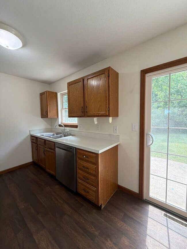 Building Photo - 819 Colonial Manor Dr