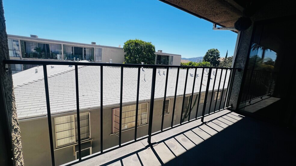 Balcony - 336 N Louise St