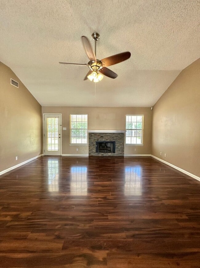 Building Photo - NOW AVAILABLE - Charming Home In The Bluffs!!