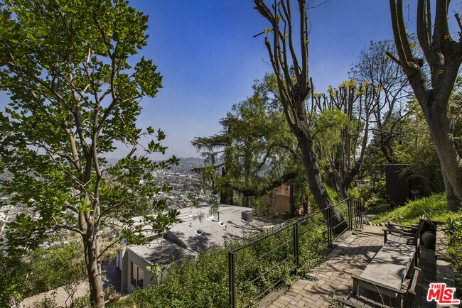 Building Photo - 631 Cross Ave