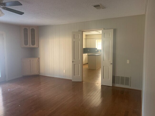 Building Photo - 3/2.5/2  LISD FENCED YARD PET FRIENDLY